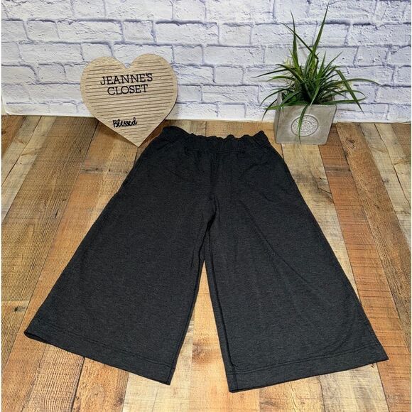 Lululemon Hello Sunday Crop
Heathered Mod Black! EUC size 10 - Picture 2 of 14